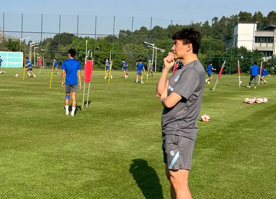 在露出光的公园里